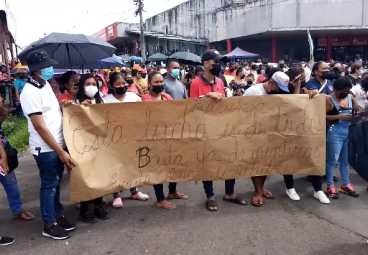 En la Escuela Once de Octubre, exigen la construcción de más aulas de clases para resolver el grave problema de hacinamiento; además de reclamar mobiliario y poder recibir sus clases de forma presencial. Foto. Eric Montenegro
