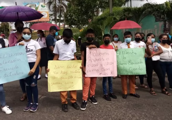 La dirigencia estudiantil y docentes de estas escuelas advirtieron que para la próxima semana podrían darse nuevas acciones de protesta exigiendo solución a sus demandas. Foto. Eric Montenegro
