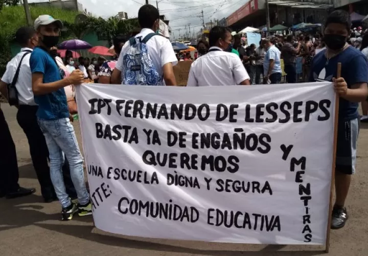 Los alumnos y docentes del Instituto Profesional Técnico Fernando De Lesseps (IPTFL), aseguran que la prioridad es resolver el problema eléctrico que mantiene gran parte de la escuela a oscuras y a los estudiantes recibiendo clases en los pasillos. Foto. Eric Montenegro