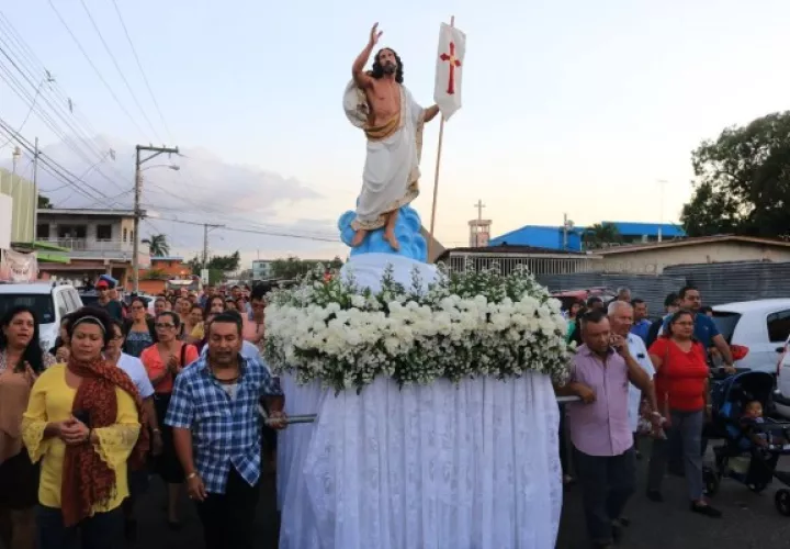 La imagen del Cristo Resucitado, sale de la parroquia en medio de cantos, fuegos pirotécnicos, globos. Foto. Eric Montenegro