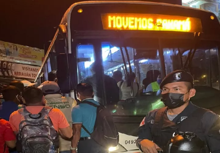 La empresa MiBus, prestó el servicio en algunos sectores de La Chorrera para que los usuarios pudieran llegar a su destino. Foto. Proteger y Servir