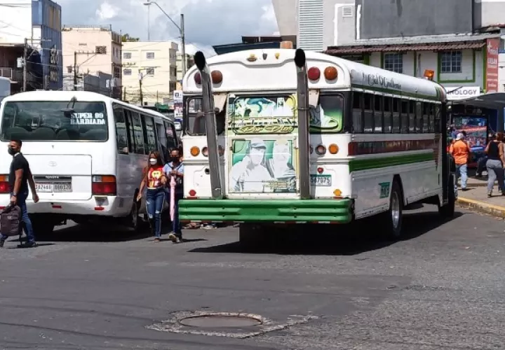 La posición del gremio transportista de esta provincia se mantiene en la solicitud de congelar los precios de los carburantes y la revisión y actualización de la tarifa del transporte. Foto. Eric Montenegro