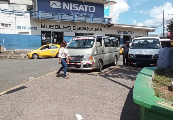 En el área de La Chorrera el transporte selectivo presta el servicio a los usuarios. Foto. Eric Montenegro.