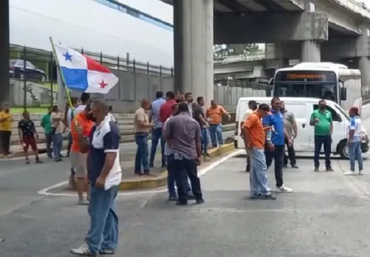 Los trabajadores del volante llevaron a cabo una protesta en las inmediaciones de la Asamblea Nacional de diputados, para que sus peticiones sean escuchadas y se impulse el proyecto de Ley 808. Foto. Víctor Arosemena