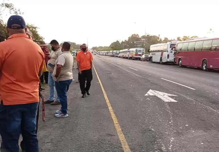 Los transportistas de La Chorrera y de equipo pesado están estacionados en las inmediaciones de la autopista Arraiján-La Chorrera. Foto. Eric Montenegro