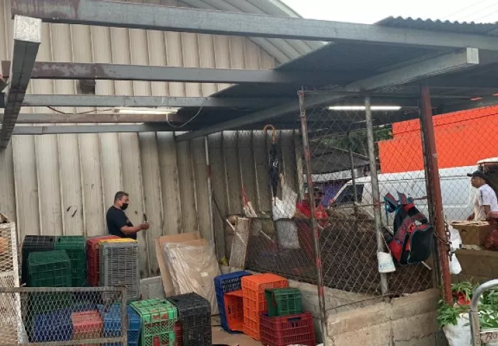 Los vendedores minoristas y mayoristas, además de distribuidores, están siendo reubicados en distintas áreas de la feria, los cuales fueron habilitados por los propios comerciantes. Foto. Eric Montenegro