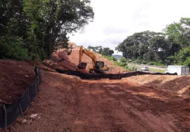 Luego que la ampliación de la avenida se suspendiera, en 2019, se realizaron trabajos de mitigación en la zona que fue devastada por el contratista original del proyecto.  Foto: Archivo