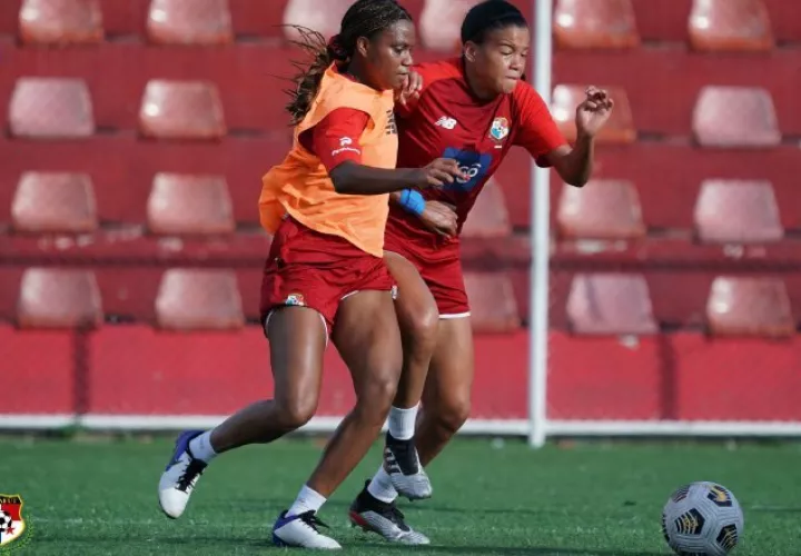 El equipo femenino entrenó ayer en el 'Cascarita' Tapia previó al viaje Foto:Fepafut