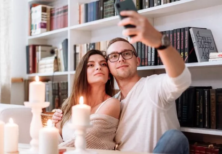 No revisen el teléfono de su pareja, ni sus claves, esto es sinónimo de desconfianza y no es adecuado. Pexels