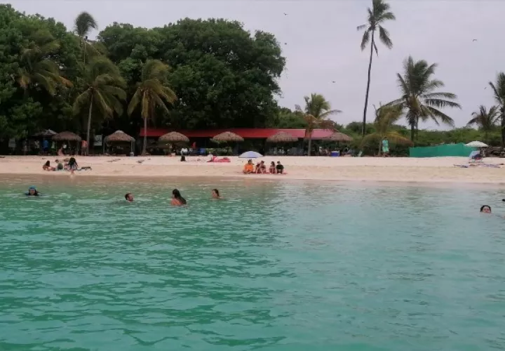 Pescadores, lancheros y turistas coincidieron en señalar que se hace necesario ampliar además el horario de visitas en la isla, que actualmente solo es permitido hasta las tres de la tarde. Foto. Thays Domínguez