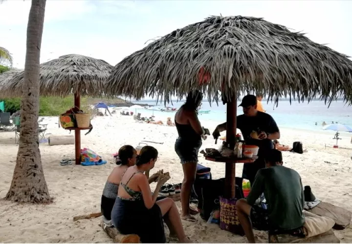 Se logró la instalación de gazebos frente a la playa para los visitantes, los cuales son de uso gratuito. Foto. Thays Domínguez