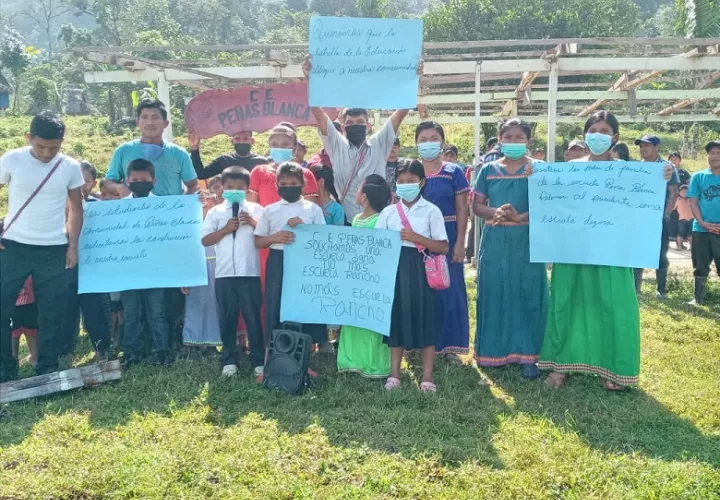 Estudiantes y padres de familia se manifiestan exigiendo una nueva escuela. Foto: Melquiades Vásquez