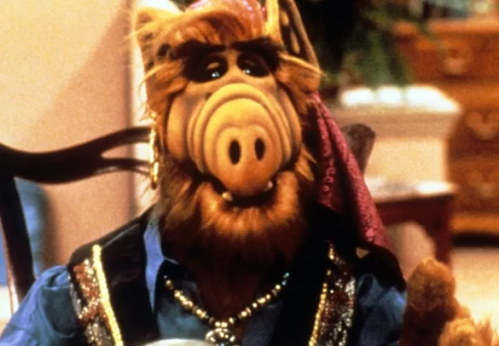 Los Tanner adoptaron a 'Alf', un alienígena del planeta Melmac, pequeño, peludo y arrogante. Cortesía