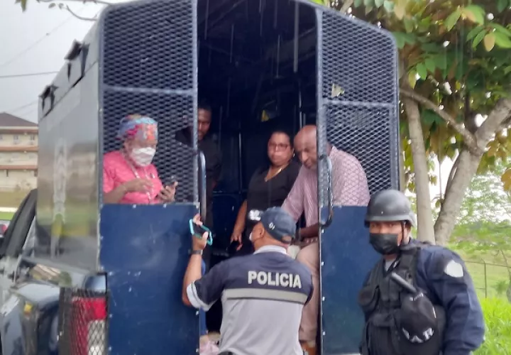 La policía aprehendió a cuatro de los manifestantes. Foto: Francisco Paz