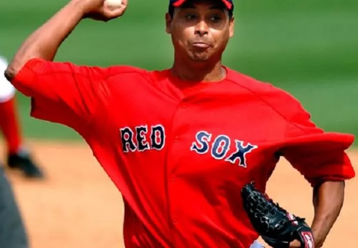 Ramiro Mendoza vistió en el 2003 y 2004 el uniforme de los Medias Rojas de Boston.