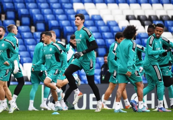 Jugadores del Real Madrid entrenan con miras a su partido contra Chelsea. Foto:EFE