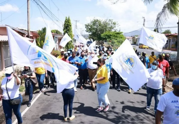 Miles de simpatizantes acudieron el domingo a votar ene stas elecciones internas. Archivo.
