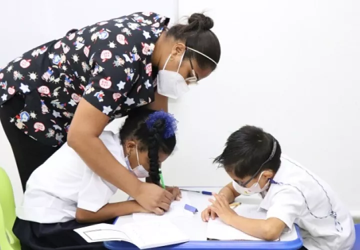 Los alumnos reciben el apoyo de los docente y un equipo técnico. Foto: Cortesía / IPHE
