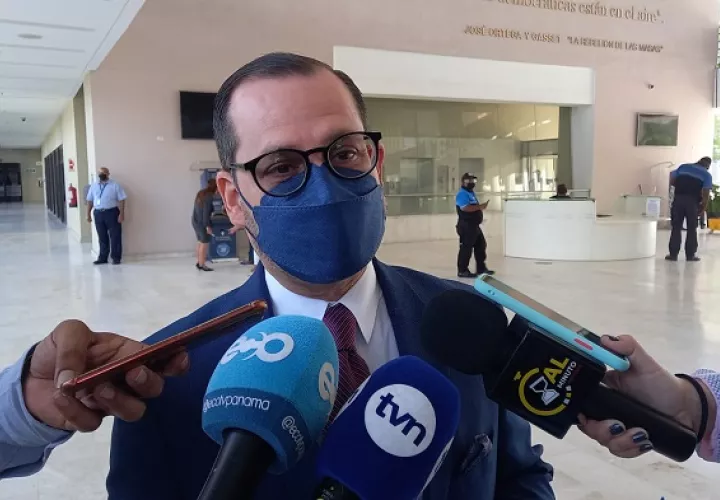 Fue el 22 de febrero, cuando Roberto Ruíz Díaz acudió al Tribunal Electoral a entregar el memorial para solicitar el proceso revocatoria contra el alcalde de la capital. Foto: Archivo