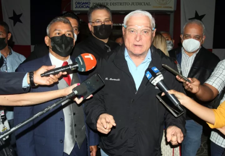 Ricardo Martinelli junto a su equipo de abogados ha mantenido una lucha en contra de lo que él ha catalogado como una persecución política en su contra. Víctor Arosemena