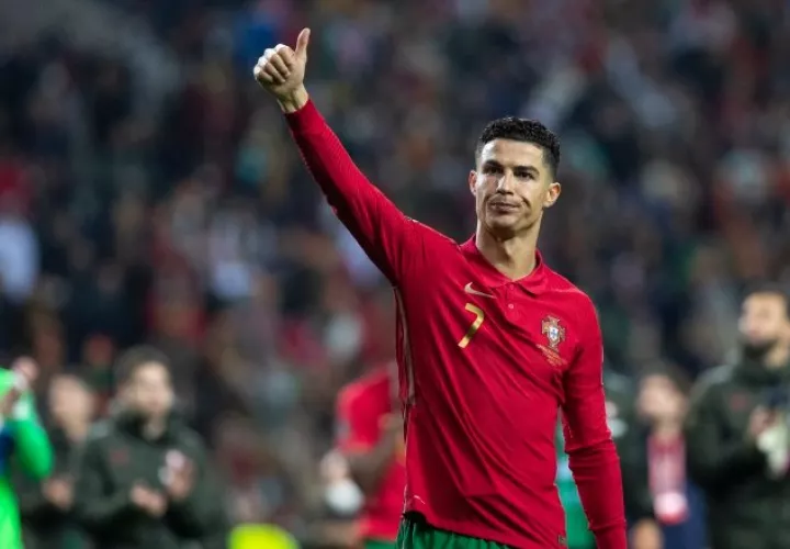 3-.   Ronaldo  figura de la selección de Portugal, se jugaría su último Mundial.