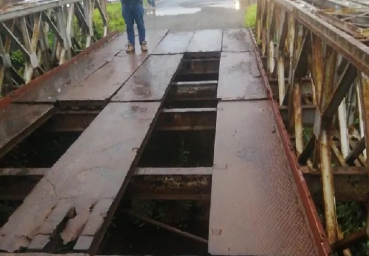 El puente Bailey sobre el río Sucio no se encuentra en buen estado para ser usado. Foto: Cortesía.