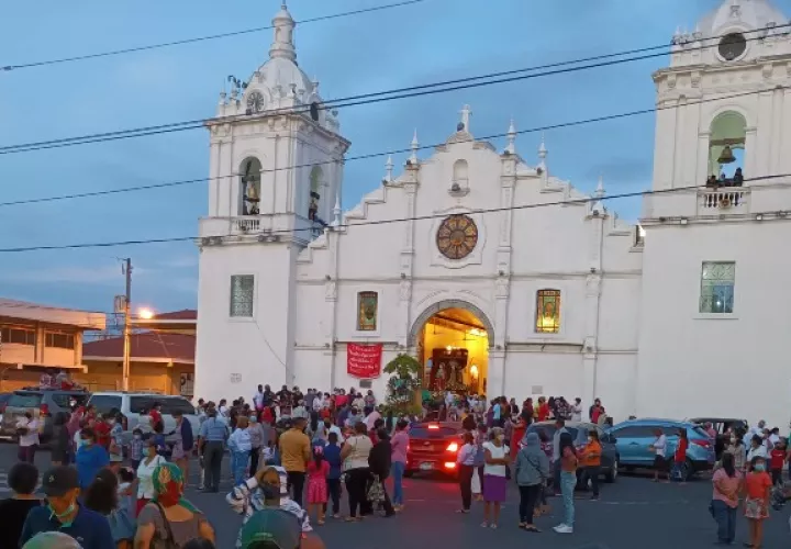 Los feligreses llegaron temprano a la catedral para participar de la eucaristía en el Domingo de Resurrección. Foto. Melquíades Vásquez
