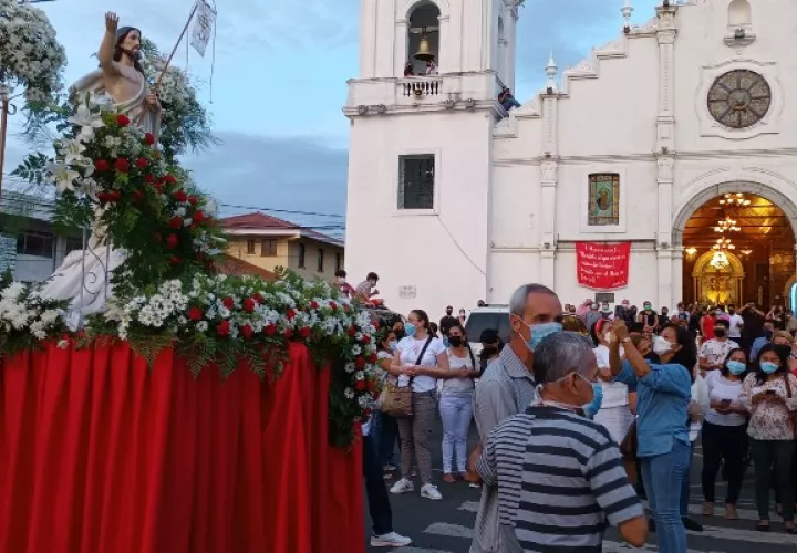 La comunidad salió a las calles para ser partícipes del encuentro de Cristo resucitado. Foto. Meluíades Vásquez