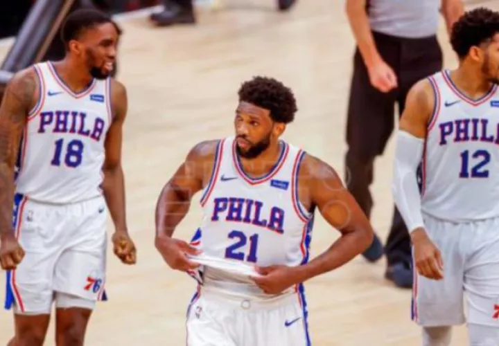 Joel Embiid (21)  volvió a destacar por los Sixers. Foto:EFE