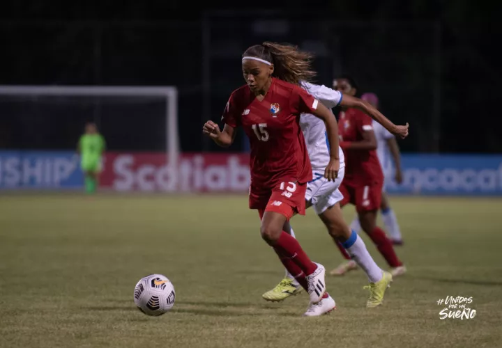 Sara Nieto (15) condice el balón ante la marca de un jugadora nicaragüense. Foto: Fepafut