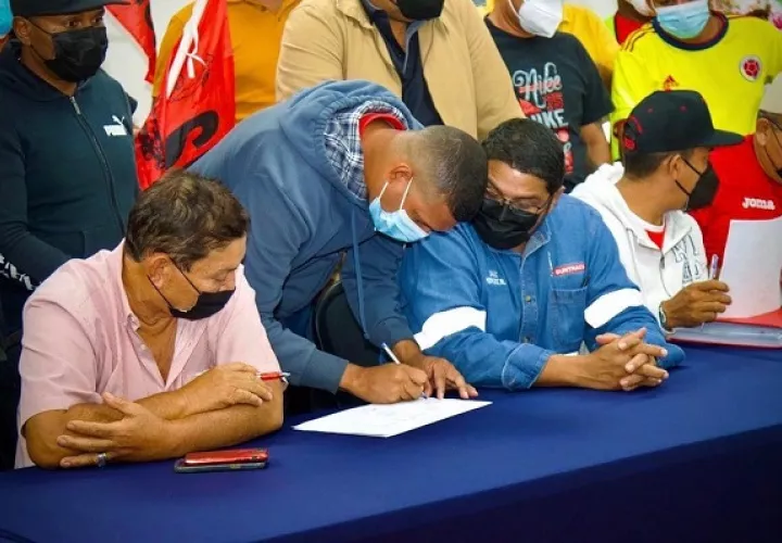 Fueron más de 12 horas de negociaciones para llegar a un acuerdo final. Foto: Cortesía Mitradel