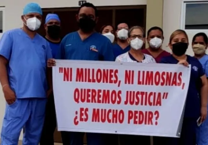 Más de 324 técnicos asistentes de laboratorio clínico mantienen paralizadas las labores en las instalaciones a nivel nacional. Foto: Redes