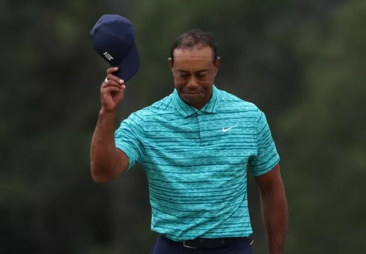 Tiger Woods sobrevivió el corte. Foto: EFE