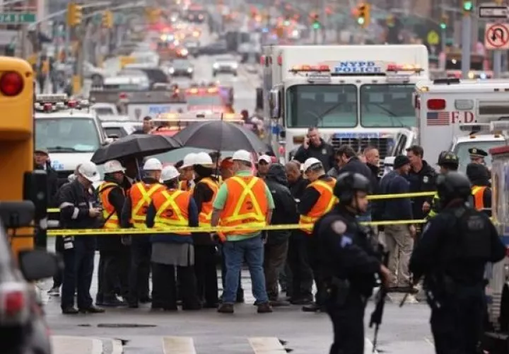 Funcionarios del Departamento de Policía y Bomberos de la ciudad de Nueva York en la escena de un tiroteo múltiple reportado en una estación del Metro. EFE