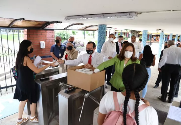 El rector Eduardo Flores instó a los estudiantes a aprovechar el semestre. Foto: UP
