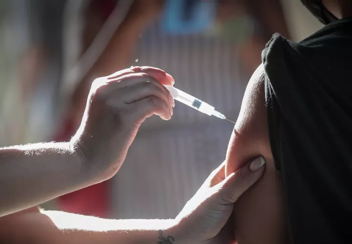 Personas que toman testosterona u otras hormonas han experimentado hemorragias intermenstruales. 