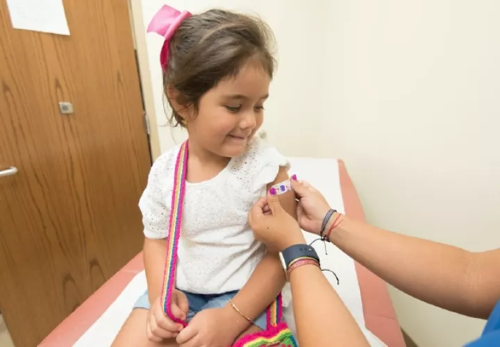 Los niños deben recibir la mayoría de sus vacunas durante sus primeros dos años de vida.  Pexels