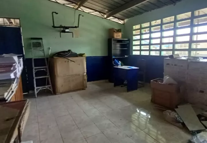 Los educadores tienen que dar clases en un depósito. Foto. Melquíades Vásquez