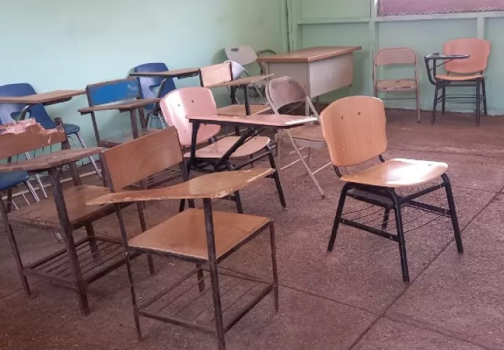 Las sillas del plantel no sirven porque se las comió la polilla. Foto. Melquíades Vásquez