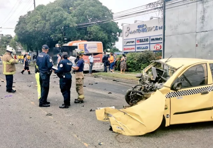 El taxi se llevó la peor parte en este siniestro vial. Foto: Bomberos