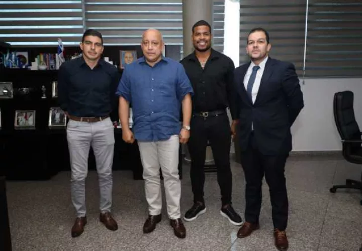 Juan Ramón Solís, Román Torres y Jaime Quintero de Afutpa, con el diputado Crispiano Adames. Foto: Cortesía