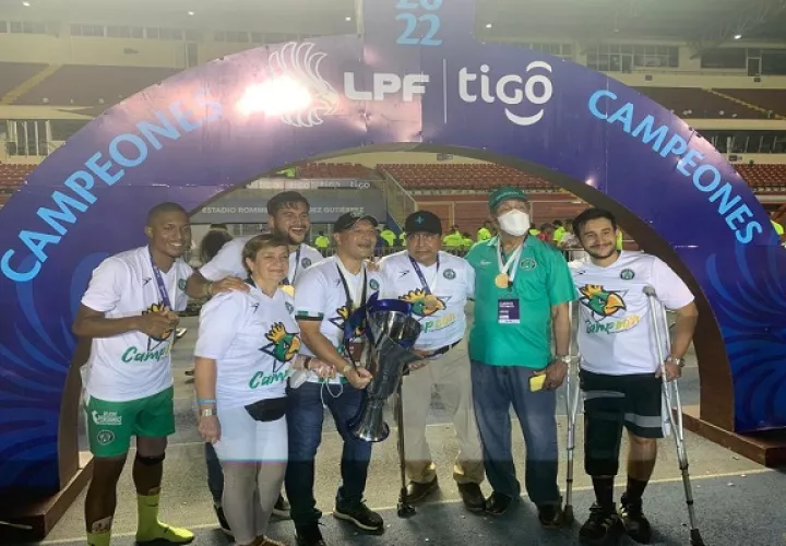 Familia Cárdenas del Alianza, festeja el título.