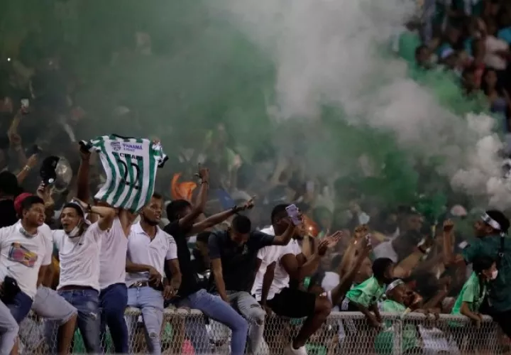 La afición del Alianza se hizo presente en el Rommel. Foto: EFE
