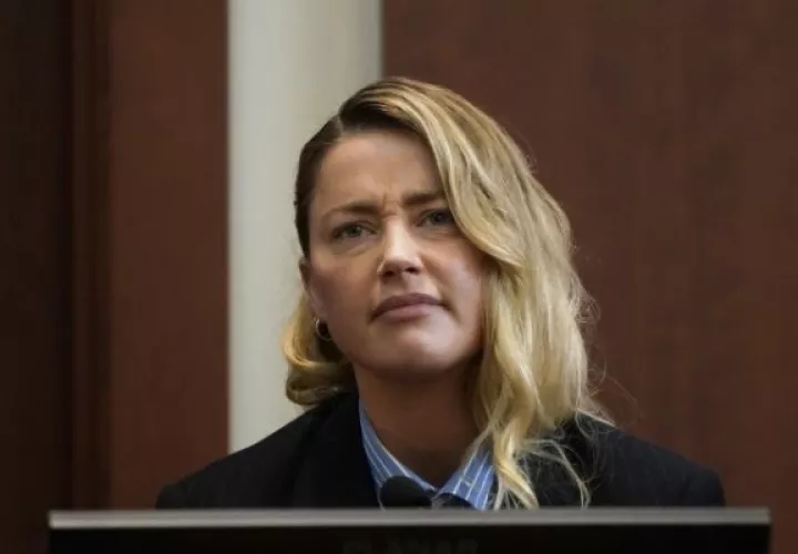 Amber Heard se enfrenta en un juicio por difamación con su exesposo, Johnny Depp. Foto: Elizabeth Frantz / Pool / EFE