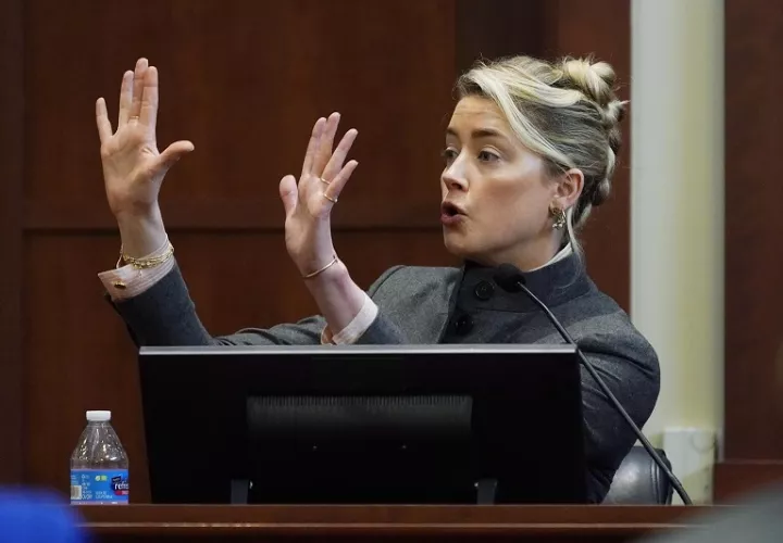 La actriz Amber Heard testifica en la sala del tribunal del circuito del condado de Fairfax. Foto: EFE/EPA/Steve Helber/Pool