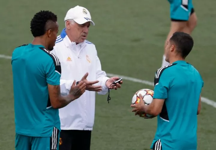 Éder Militao y Lucas Vázquez junto Carlo Ancelotti. Foto:EFE