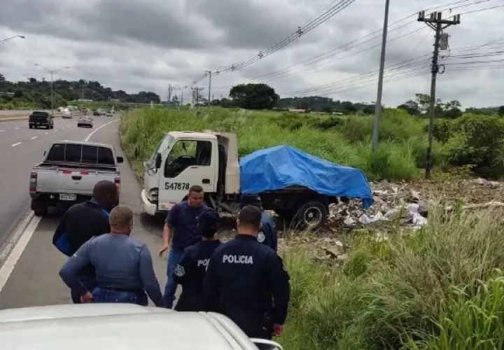 Sitios como la autopista Arraiján – La Chorrera están siendo utilizados por conductores de camiones para verter inservibles y basura, indicaron las autoridades municipales. Foto. Eric Montenegro