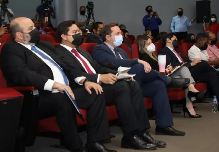Carlos Ordoñez (ATTT),  Jorge Almengor (MEF), Jorge Rivera (Secretaría de Energía), y Publio De Gracia (DGI), acudieron a la Asamblea Nacional este miércoles. Cortesía