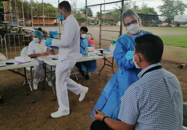 En la provincia de Los Santos, se reactivó el puesto de hisopados para voluntarios asintomáticos ubicado a un costado del Minsa-Capsi Gerardino de León, en Las Tablas. Foto. Thays Domínguez