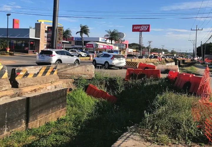 Los afectados consultados precisan que la paralización de la obra lleva varios años, lo que ha provocado que las estructuras ya construidas se deterioren. Foto. Thays Domínguez